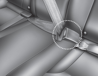 When using the rear center seat belt, the buckle with the CENTER mark must